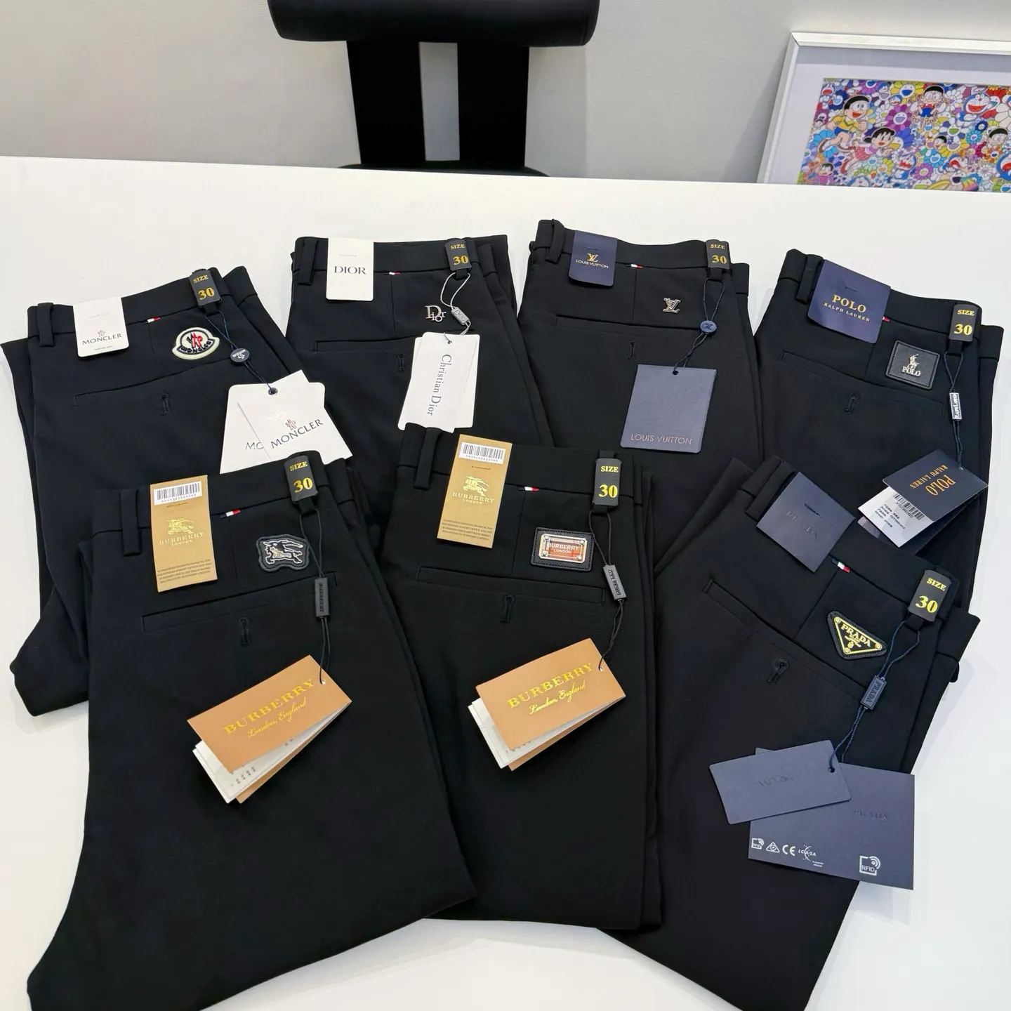 P210 Style number: D430 Raff suit trousers, clean black trousers. The most classic and best-selling fashion series. Casual thick milk silk trousers. Perfect fit. The golden ratio between trousers length and slim fit, which is between trousers and nine-pointers. It is just right. It comes with Lycra soft. It is thick, the fabric is stiff and elastic. The milk silk fabric has been treated with a special process and has the characteristics of no ironing, anti-wrinkle, anti-static, and non-stick hair! Pants with letter logo on the back pocket, simple and low-key. Size: M-4XL 30-35 30 recommended (100-120 jins) 31 recommended (120-135 jins) 32 recommended (135-145 jins) 34 recommended (145-160 jins) 35 recommended (160-180 jins)